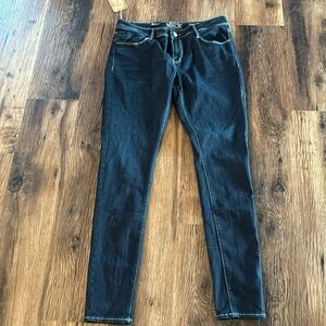New with tags Buckle bkack skinny jeans. Size 29 by 32